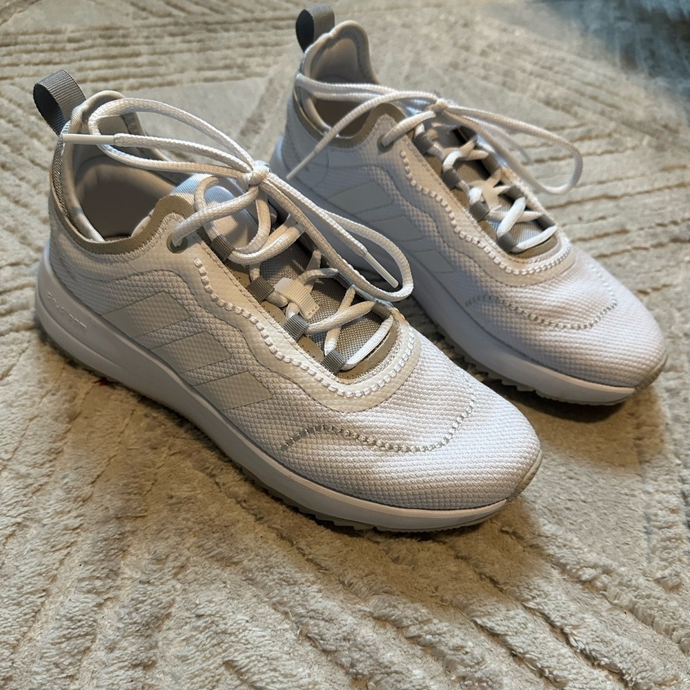 White adidas women’s 7.5